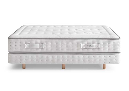 CARACTERÍSTIQUES DELS MATALASSOS AZORÍN

Els matalassos Azorín destaquen per oferir un descans confortable, saludable i durador. Són una opció ideal per a qui busca qualitat, suport i adaptabilitat en un mateix producte.

1. Nucli d’alta resistència

La majoria dels models incorporen un nucli HR (High Resilience) o sistemes híbrids que garanteixen:

Resistencia al pes i moviments estable i duradora

Repartiment uniforme del pes

Resistència a la deformació amb el pas del temps

2. Adaptabilitat i confort

Gràcies a capes de viscoelàstica, escumes tècniques o làtex (segons model), ofereixen:

Adaptació progressiva al cos

Reducció dels punts de pressió

Sensació de confort sense enfonsaments excessius

3. Transpirabilitat òptima

Els materials i teixits estan pensats per afavorir la ventilació:

Fibres transpirables

Canals de ventilació

Regulació de la temperatura durant la nit

4. Teixits de qualitat superior

Els matalassos Azorín utilitzen:

Teixits suaus i resistents

Tractaments hipoal·lèrgics

Acabats de gamma alta

5. Resistencia equilibrada

La majoria dels models ofereixen una resistència mitjana-alta, ideal per a:

Persones que necessiten bon suport lumbar

Dormir de costat o panxa amunt

Prevenir molèsties d’esquena

6. Independència de llits

Perfecte per dormir en parella:

Minimitza la transmissió de moviments

Millora la qualitat del descans compartit

7. Fabricació de confiança

Azorín és una marca reconeguda per:

Materials certificats

Control de qualitat rigorós

Llarga trajectòria en el sector del descans