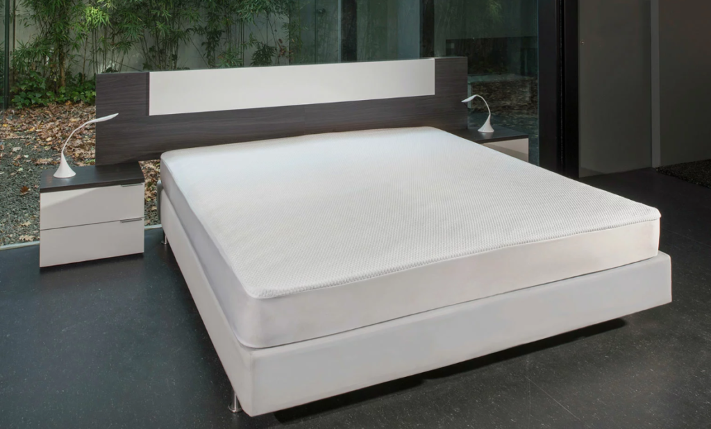 Comprar en RELAXIA ANDORRA. Protector de colchón acolchado impermeable COSMETIC de https://bsensible.com/ La mejor tienda de muebles y descanso de Andorra. Es la nueva generación de acolchado que se adapta perfectamente al colchón y aporta un extra de comodidad. Además de protegerlo, también es impermeable y transpirable.

Reúne las siguientes propiedades:

 Actividad antibacteriana permanente.

Propiedades cosméticas, con materiales que aceleran la regeneración de las células de la piel.
Reducción de los malos olores.
Barrera protectora contra ácaros, hongos y bacterias.
Efecto permanente, sin tratamientos químicos.
Ropa de cama producida con responsabilidad social, trazabilidad total y sostenibilidad ambiental, fabricada totalmente en Europa.