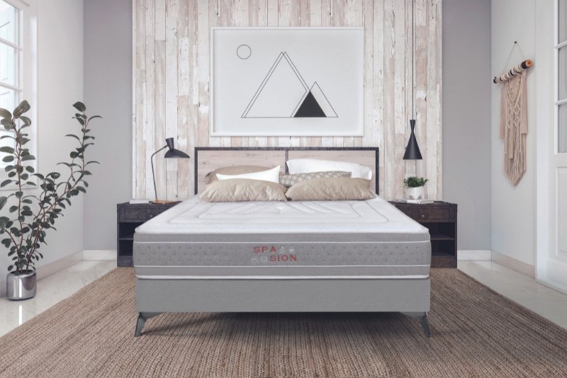 RELAXIA LUXE tiene la exclusiva de AZORIN DESCANSO en el Principat d'Andorra. Poder probar el colchón antes de comprarlo es la única forma de asegurar que la firmeza y el material se adaptan a tu cuerpo. Aquí tienes los puntos clave de Relaxia Luxe para tu compra: 📍 Ventajas de la tienda física Prueba real: Puedes sentir la diferencia entre los modelos de muelles ensacados, látex o viscoelástica de Azorín. Asesoramiento: El personal te ayudará a elegir según tu postura al dormir. Exclusividad: Al ser distribuidores exclusivos, suelen tener stock de los modelos más populares. Ahorro logístico: Compras directamente en Andorra, evitando complicaciones de aduanas o envíos internacionales costosos.