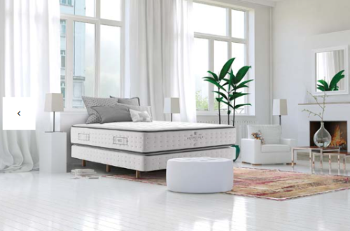 CARACTERÍSTIQUES DELS MATALASSOS AZORÍN Els matalassos Azorín destaquen per oferir un descans confortable, saludable i durador. Són una opció ideal per a qui busca qualitat, suport i adaptabilitat en un mateix producte. 1. Nucli d’alta resistència La majoria dels models incorporen un nucli HR (High Resilience) o sistemes híbrids que garanteixen: Resistencia al pes i moviments estable i duradora Repartiment uniforme del pes Resistència a la deformació amb el pas del temps 2. Adaptabilitat i confort Gràcies a capes de viscoelàstica, escumes tècniques o làtex (segons model), ofereixen: Adaptació progressiva al cos Reducció dels punts de pressió Sensació de confort sense enfonsaments excessius 3. Transpirabilitat òptima Els materials i teixits estan pensats per afavorir la ventilació: Fibres transpirables Canals de ventilació Regulació de la temperatura durant la nit 4. Teixits de qualitat superior Els matalassos Azorín utilitzen: Teixits suaus i resistents Tractaments hipoal·lèrgics Acabats de gamma alta 5. Resistencia equilibrada La majoria dels models ofereixen una resistència mitjana-alta, ideal per a: Persones que necessiten bon suport lumbar Dormir de costat o panxa amunt Prevenir molèsties d’esquena 6. Independència de llits Perfecte per dormir en parella: Minimitza la transmissió de moviments Millora la qualitat del descans compartit 7. Fabricació de confiança Azorín és una marca reconeguda per: Materials certificats Control de qualitat rigorós Llarga trajectòria en el sector del descans