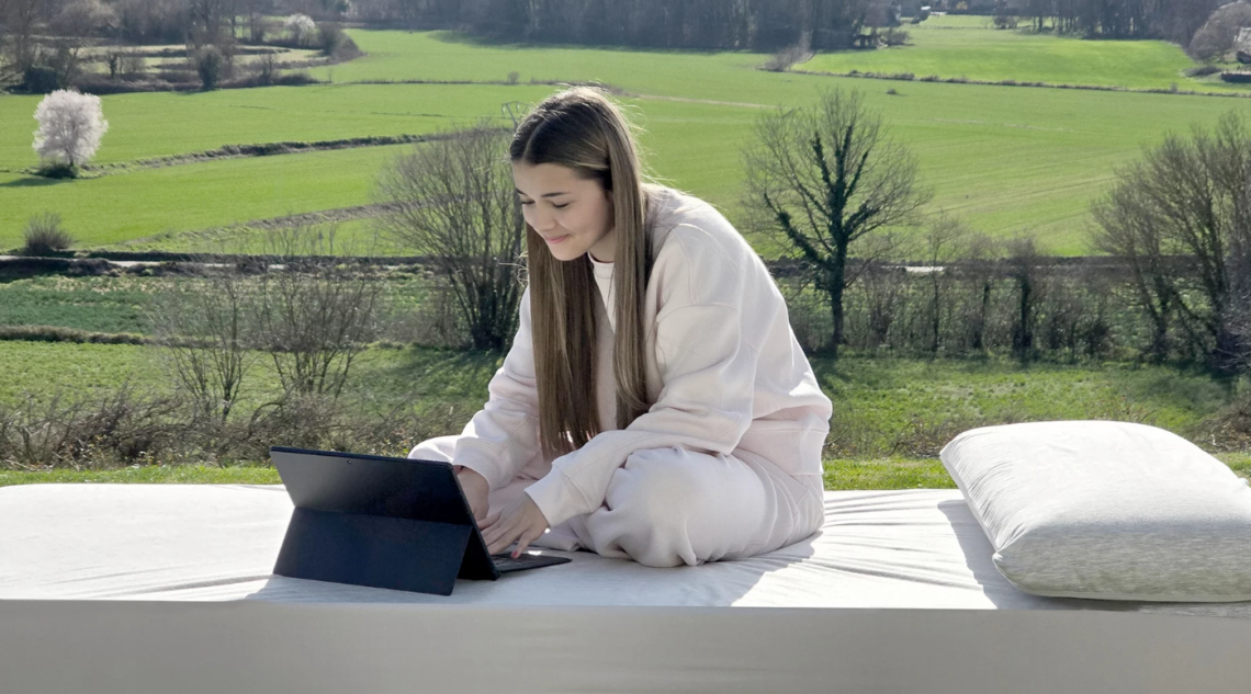 🌿 Què fa especial BSensible®? Avantatges clau per a RELAXIA Andorra. Sábanas bajeras y protectores de colchón 1. Tecnologia dermofuncional TENCEL™ Els seus teixits estan fets amb fibres naturals procedents de la fusta, suaus, transpirables i sostenibles. 2. Impermeabilitat + transpirabilitat La seva membrana tèxtil protegeix el matalàs i el coixí sense generar calor ni soroll. 3. Productes hipoal·lèrgics Certificats contra àcars, bacteris i fongs. Perfectes per a persones amb pell sensible o al·lèrgies. 4. Fabricació europea i sostenible BSensible® fabrica a Europa amb processos respectuosos amb el medi ambient i certificacions internacionals. 5. Durabilitat i qualitat Els seus productes mantenen la forma, el tacte i la protecció rentat rere rentat. 6. Confort real Els teixits són suaus, elàstics i agradables al tacte, millorant la sensació de descans. ⭐ Per què RELAXIA aposta per BSensible®? Perquè és una marca que encaixa perfectament amb la nostra filosofia: Qualitat a bon preu Productes saludables i duradors Tecnologia tèxtil avançada Solucions reals per millorar el descans A RELAXIA trobaràs tota la gamma BSensible® per completar el teu matalàs i protegir-lo amb la màxima qualitat. Sábanas bajeras impermeables Sábana bajera NATURZINC Sábana bajera para niños NATURZINC Sábana bajera con superficie y laterales impermeables NATURZINC SELECT Sábana bajera para niños con superficie y laterales impermeables NATURZINC SELECT Superficie fresca POLARIS Fundas de almohada impermeables Funda de almohada NATURZINC Funda de almohada para niños NATURZINC Funda de almohada fresca POLARIS Protectores de colchón impermeables Protector de colchón acolchado COSMETIC Protector de colchón TENCEL B-LENIS, tejido de rizo de algodón para el máximo confort COTTON, protección de algodón para tu colchón Protectores de almohada impermeables Protector de almohada acolchado COSMETIC Protector de almohada TENCEL Almohadas Almohada acolchada COSMETIC Almohada de viaje TRAVELLER Almohada fresca POLARIS Funda de colchón completa BUGSECURE Nórdico y funda nórdica Nórdico NATURZINC Funda nórdica LAVA Funda nórdica CASUAL BLANKET, manta termorreguladora y transpirable