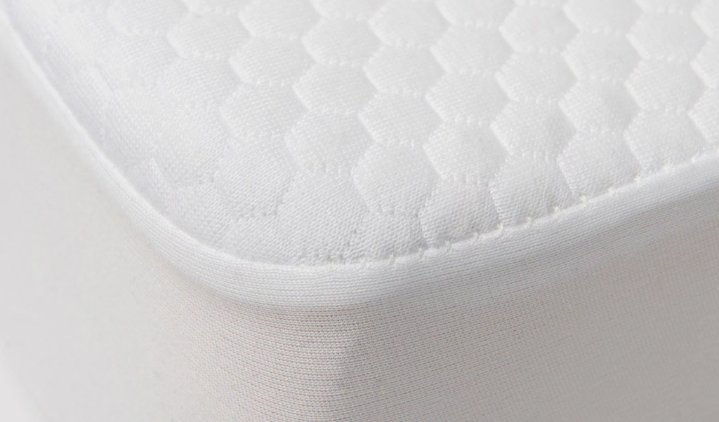 Comprar en RELAXIA ANDORRA. Protector de colchón acolchado impermeable COSMETIC de https://bsensible.com/ La mejor tienda de muebles y descanso de Andorra. Es la nueva generación de acolchado que se adapta perfectamente al colchón y aporta un extra de comodidad. Además de protegerlo, también es impermeable y transpirable. Reúne las siguientes propiedades:  Actividad antibacteriana permanente. Propiedades cosméticas, con materiales que aceleran la regeneración de las células de la piel. Reducción de los malos olores. Barrera protectora contra ácaros, hongos y bacterias. Efecto permanente, sin tratamientos químicos. Ropa de cama producida con responsabilidad social, trazabilidad total y sostenibilidad ambiental, fabricada totalmente en Europa.