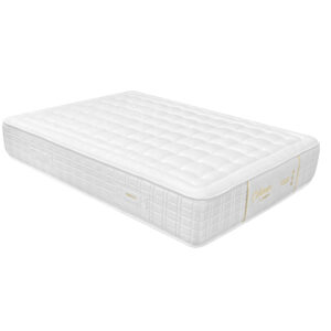 ✨ Armonía perfecta entre tecnología, confort y naturaleza Descubre el placer de dormir sobre un colchón diseñado para ofrecerte un descanso superior. Con 1482 muelles ensacados distribuidos individualmente (150×190), garantiza un soporte preciso y silencioso que se adapta a cada curva de tu cuerpo. La capa de 8 cm de viscoelástica proporciona una acogida envolvente, aliviando los puntos de presión y favoreciendo una alineación natural de la columna. Y para completar la experiencia, la fibra de camello hipoalergénica, reconocida por su capacidad termorreguladora, aporta suavidad, frescura y protección contra alérgenos. Un colchón pensado para quienes entienden que dormir bien es cuidar el cuerpo y el entorno. ✅ Estas son algunas de sus ventajas: Soporte personalizado: Los 1482 muelles ensacados se distribuyen de forma individual, adaptándose punto por punto al cuerpo y ofreciendo independencia de lechos. Adaptabilidad ergonómica: Cada muelle responde de manera autónoma a los movimientos del durmiente, mejorando el confort postural y reduciendo presiones en zonas clave. Viscoelástica de alta densidad (8 cm): Alivia la presión en hombros, caderas y espalda, favorece la circulación sanguínea y mejora la alineación de la columna. Fibra de camello hipoalergénica: Regula la temperatura corporal de forma natural, absorbe la humedad y mantiene una superficie de descanso fresca y saludable. Alto rendimiento térmico: La fibra de camello actúa como aislante térmico natural, ideal para climas variables y personas sensibles a los cambios de temperatura. Transpirabilidad multicapa: La combinación de muelles, viscoelástica y fibras naturales favorece la ventilación interna, evitando acumulación de calor y humedad. Entorno higiénico y saludable: Los materiales son hipoalergénicos, resistentes a ácaros, bacterias y libres de sustancias nocivas. Estructura silenciosa y duradera: El sistema de muelles encapsulados evita ruidos mecánicos, mantiene el rendimiento a lo largo del tiempo y reduce el desgaste por uso. Compatibilidad con bases universales: Puede utilizarse sobre bases tapizadas, somieres fijos o articulados sin afectar su funcionalidad. Certificaciones de calidad (opcional): Compatible con estándares como Oeko-Tex®, CertiPUR® o REACH para validar la seguridad de los materiales utilizados.