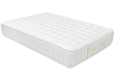 ✨ Armonía perfecta entre tecnología, confort y naturaleza Descubre el placer de dormir sobre un colchón diseñado para ofrecerte un descanso superior. Con 1482 muelles ensacados distribuidos individualmente (150×190), garantiza un soporte preciso y silencioso que se adapta a cada curva de tu cuerpo. La capa de 8 cm de viscoelástica proporciona una acogida envolvente, aliviando los puntos de presión y favoreciendo una alineación natural de la columna. Y para completar la experiencia, la fibra de camello hipoalergénica, reconocida por su capacidad termorreguladora, aporta suavidad, frescura y protección contra alérgenos. Un colchón pensado para quienes entienden que dormir bien es cuidar el cuerpo y el entorno. ✅ Estas son algunas de sus ventajas: Soporte personalizado: Los 1482 muelles ensacados se distribuyen de forma individual, adaptándose punto por punto al cuerpo y ofreciendo independencia de lechos. Adaptabilidad ergonómica: Cada muelle responde de manera autónoma a los movimientos del durmiente, mejorando el confort postural y reduciendo presiones en zonas clave. Viscoelástica de alta densidad (8 cm): Alivia la presión en hombros, caderas y espalda, favorece la circulación sanguínea y mejora la alineación de la columna. Fibra de camello hipoalergénica: Regula la temperatura corporal de forma natural, absorbe la humedad y mantiene una superficie de descanso fresca y saludable. Alto rendimiento térmico: La fibra de camello actúa como aislante térmico natural, ideal para climas variables y personas sensibles a los cambios de temperatura. Transpirabilidad multicapa: La combinación de muelles, viscoelástica y fibras naturales favorece la ventilación interna, evitando acumulación de calor y humedad. Entorno higiénico y saludable: Los materiales son hipoalergénicos, resistentes a ácaros, bacterias y libres de sustancias nocivas. Estructura silenciosa y duradera: El sistema de muelles encapsulados evita ruidos mecánicos, mantiene el rendimiento a lo largo del tiempo y reduce el desgaste por uso. Compatibilidad con bases universales: Puede utilizarse sobre bases tapizadas, somieres fijos o articulados sin afectar su funcionalidad. Certificaciones de calidad (opcional): Compatible con estándares como Oeko-Tex®, CertiPUR® o REACH para validar la seguridad de los materiales utilizados.