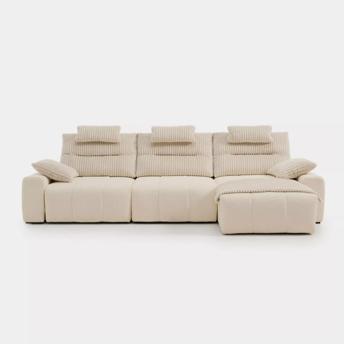 Acomodel: sofàs d’alta qualitat amb tecnologia avançada i disseny contemporani que pots comprar a la botiga Relaxia Andorra Acomodel és un fabricant espanyol especialitzat en sofàs, "chaises longues" i butaques que combinen innovació, confort i artesania tradicional. La marca destaca per integrar mecanismes avançats —amb moviment, elèctrics, manuals o fixos— que permeten adaptar cada peça a les necessitats de confort de cada llar. Qualitat, durabilitat i personalització Els sofàs d’Acomodel es fabriquen amb materials certificats, processos sostenibles i un rigorós control de qualitat. L’empresa ofereix una àmplia varietat de models i acabats, amb opcions de personalització que inclouen mòduls, tapisseries, estructures i sistemes de moviment. Col·lecció 2026 La seva col·lecció inclou: Sofàs amb moviment amb ampliació de seient i opcions d’arcó. Sofàs relaxament elèctrics, ideals per a un descans ergonòmic. Sofàs llit, pràctics i funcionals. Butaques i complements amb línies modernes i elegants. Models destacats com el Joel, Randi, Igor, Spacio o Van Gogh combinen disseny contemporani amb funcionalitat, oferint solucions perfectes per a espais actuals. Tecnologia pròpia en mecanismes Acomodel desenvolupa mecanismes propis que garanteixen: Moviments fluids i silenciosos Durabilitat Comoditat adaptada a cada usuari Compromís amb el confort i el servei La marca aposta per una fabricació nacional amb logística eficient, assessorament tècnic i suport professional per ajudar a triar el model més adequat per a cada espai.