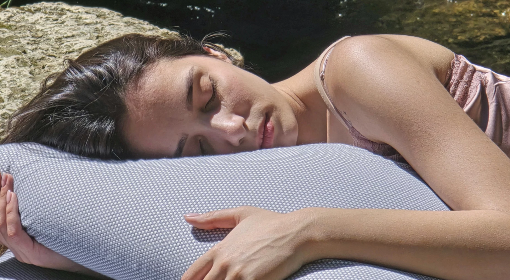 🛏️❄️ A RELAXIA Andorra la Vella ja pots descobrir el secret per dormir més fresc, més còmode i amb una sensació de benestar total: la funda de coixí POLARIS de BSensible. Pensada especialment per a persones caloroses, és una autèntica revolució en confort tèrmic. La tecnologia POLARIS està científicament provada per reduir la temperatura de la pell aproximadament 1 °C, ajudant-te a dissipar la calor corporal i mantenint el cap fresc durant tota la nit. A més, és impermeable i transpirable, protegint el coixí mentre deixa circular l’aire perquè dormis sec i amb higiene total. El seu teixit incorpora òxid de zinc d’origen natural, que actua com a barrera antibacteriana i cuida la pell de manera suau i respectuosa. Tot plegat amb un tacte agradable i sedós, sense aquella sensació d’escalfor que generen les fundes tradicionals. Si busques una solució real per descansar millor a l’estiu —o simplement ets una persona que s’escalfa fàcilment—, la gamma POLARIS de BSensible és una aposta segura i recomanada. A RELAXIA t’esperem perquè la puguis tocar, provar i enamorar-te’n. Dorm més fresc, dorm millor. #llar #fundes #llençols #sabanas #relaxialuxe
