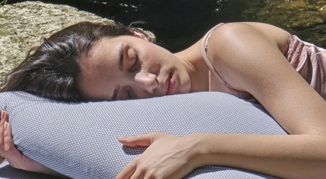 🛏️❄️ A RELAXIA Andorra la Vella ja pots descobrir el secret per dormir més fresc, més còmode i amb una sensació de benestar total: la funda de coixí POLARIS de BSensible. Pensada especialment per a persones caloroses, és una autèntica revolució en confort tèrmic. La tecnologia POLARIS està científicament provada per reduir la temperatura de la pell aproximadament 1 °C, ajudant-te a dissipar la calor corporal i mantenint el cap fresc durant tota la nit. A més, és impermeable i transpirable, protegint el coixí mentre deixa circular l’aire perquè dormis sec i amb higiene total. El seu teixit incorpora òxid de zinc d’origen natural, que actua com a barrera antibacteriana i cuida la pell de manera suau i respectuosa. Tot plegat amb un tacte agradable i sedós, sense aquella sensació d’escalfor que generen les fundes tradicionals. Si busques una solució real per descansar millor a l’estiu —o simplement ets una persona que s’escalfa fàcilment—, la gamma POLARIS de BSensible és una aposta segura i recomanada. A RELAXIA t’esperem perquè la puguis tocar, provar i enamorar-te’n. Dorm més fresc, dorm millor. #llar #fundes #llençols #sabanas #relaxialuxe