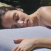 🛏️❄️ A RELAXIA Andorra la Vella ja pots descobrir el secret per dormir més fresc, més còmode i amb una sensació de benestar total: la funda de coixí POLARIS de BSensible. Pensada especialment per a persones caloroses, és una autèntica revolució en confort tèrmic. La tecnologia POLARIS està científicament provada per reduir la temperatura de la pell aproximadament 1 °C, ajudant-te a dissipar la calor corporal i mantenint el cap fresc durant tota la nit. A més, és impermeable i transpirable, protegint el coixí mentre deixa circular l’aire perquè dormis sec i amb higiene total. El seu teixit incorpora òxid de zinc d’origen natural, que actua com a barrera antibacteriana i cuida la pell de manera suau i respectuosa. Tot plegat amb un tacte agradable i sedós, sense aquella sensació d’escalfor que generen les fundes tradicionals. Si busques una solució real per descansar millor a l’estiu —o simplement ets una persona que s’escalfa fàcilment—, la gamma POLARIS de BSensible és una aposta segura i recomanada. A RELAXIA t’esperem perquè la puguis tocar, provar i enamorar-te’n. Dorm més fresc, dorm millor. #llar #fundes #llençols #sabanas #relaxialuxe