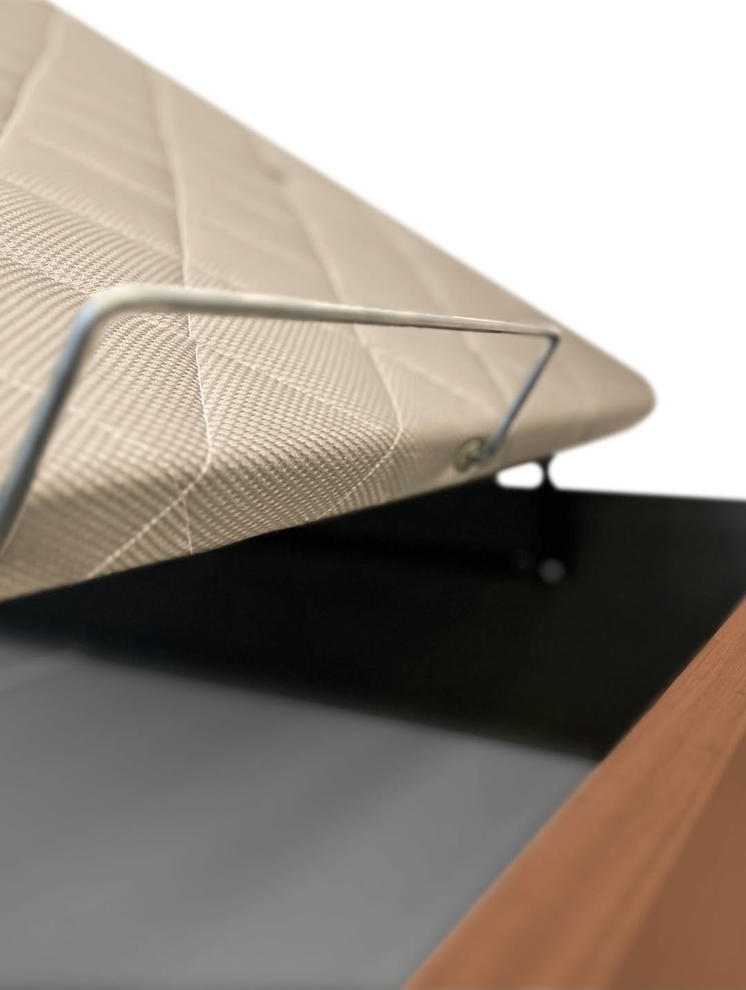 ✨🛏️ En RELAXIA LUXE te presentamos el canapé REMY de KORFLEX: diseño, orden y lujo en un solo mueble. Dale a tu dormitorio el cambio que merece con la elegancia irresistible del canapé Remy, una pieza que enamora a primera vista por su estilo moderno y su presencia impecable. Este canapé redefine el concepto de almacenamiento: un arcón profundo, amplio y totalmente accesible, pensado para aprovechar cada centímetro sin renunciar a la estética. Su diseño se integra de forma invisible y armoniosa en la decoración, convirtiéndose en un imprescindible para quienes buscan funcionalidad con un toque premium. Y porque el descanso también es salud, el Remy incorpora 4 aireadores estratégicos que renuevan el aire del interior de manera constante, manteniendo un entorno limpio, fresco y perfecto para tu colchón. Un mueble robusto, elegante y fabricado en España, disponible en RELAXIA LUXE, tu tienda especializada en descanso y mobiliario de calidad en Andorra. ✨ Elegancia, capacidad y bienestar… todo en un solo canapé. #ordenydescanso #canapegrancapacidad #dormitorioorganizado #hogarsaludable #mueblesresistentes
