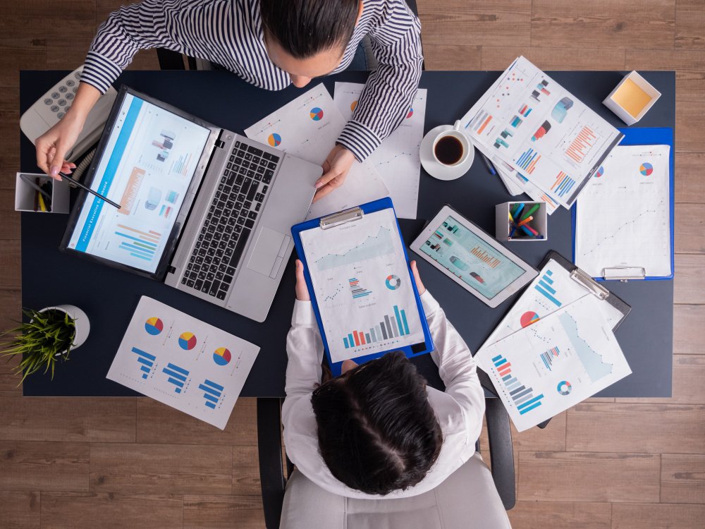 QUI SOC I QUE FAIG DOSSIER CORPORATIU · CONSULTOR SÈNIOR EN IA, SEO I EXPANSIÓ INTERNACIONAL Josep Vergés — Andorra / Barcelona 1. Qui soc i què ofereixo Soc consultor sènior especialitzat en IA aplicada, SEO internacional i estratègia digital per a empreses. Parlo català, castellà, francès i anglès, i treballo entre Andorra i Barcelona, cosa que em permet connectar negocis amb mercats clau: Espanya, França i Europa. La meva experiència empresarial i la capacitat de comunicar amb directius de 45–60 anys em situen en un nínxol molt poc competitiu i altament rendible. 2. A qui ajudo Empreses que volen créixer, digitalitzar-se o expandir-se: Hotels i turisme Immobiliàries Clíniques privades Despatxos professionals Pimes d’Andorra que volen captar clients a Espanya o França Empreses espanyoles que volen entrar al mercat francès També ofereixo programes específics per a professionals sèniors (advocats, assessors, arquitectes, consultors) que se senten desbordats per la IA.